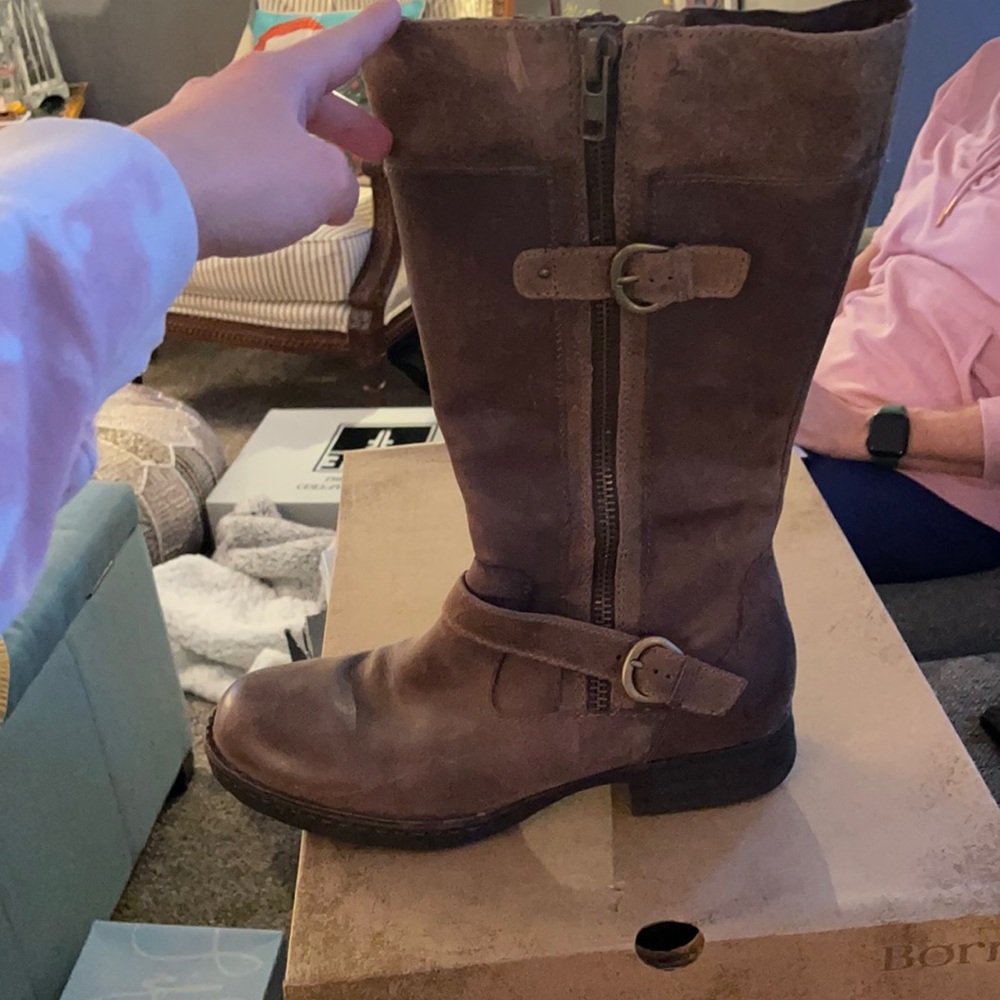 LIKE NEW BORN KNEE HIGH BROWN BOOTS SIZE 10
